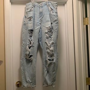 Distressed Lightwash AE Curvy Mom Jean
